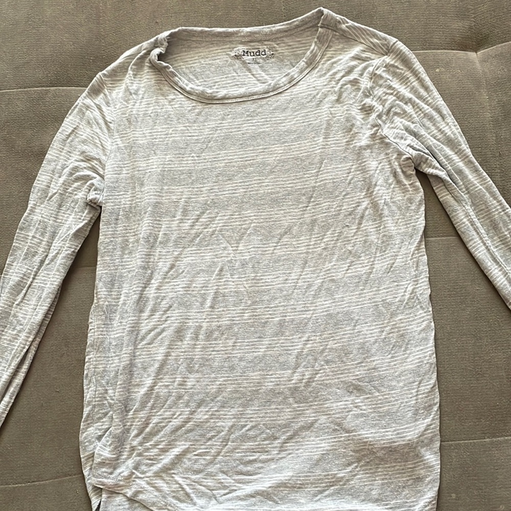 gray and white stripped tee